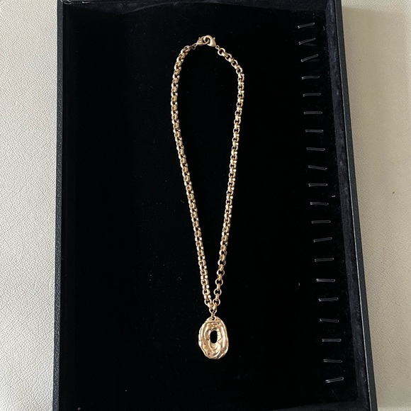 Jewelry - Elegant Golden Pendant Necklace